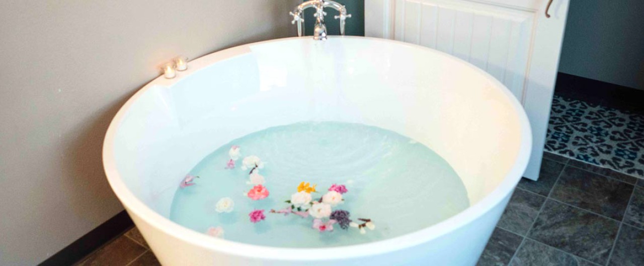Tub with flowers