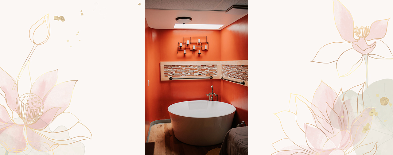 Private Birthing Tub II with peach walls